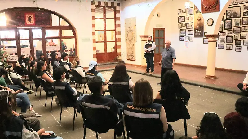Estudiantes visitan  museo